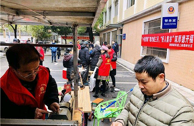【情感】身高1米的“袖珍爸爸”：26年前在家门口捡到女婴，靠修鞋把她培养成研究生（组图） - 7
