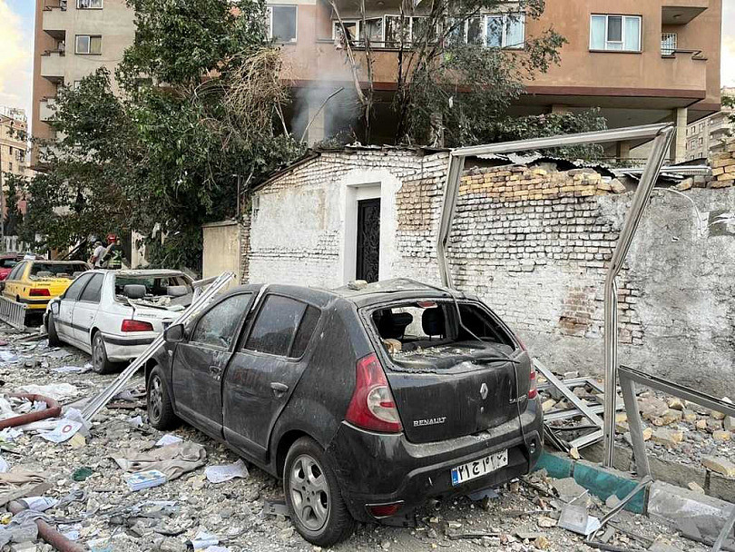 德黑兰民众陷入恐慌纷纷逃离！加油站大排长龙画面曝光，中国网友：伊朗又菜又怂，应学巴基斯坦买中国武器（视频/组图） - 5