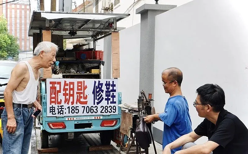 【情感】身高1米的“袖珍爸爸”：26年前在家门口捡到女婴，靠修鞋把她培养成研究生（组图） - 9