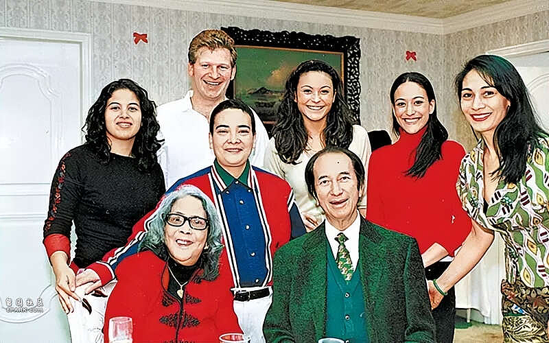 赌王孙女伦敦街头摆地摊?6岁时父母双亡,曾患癌症三期,如今她过成了这样......(组图) - 8