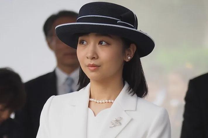 日本最美公主出国坐经济舱被偷拍,“睡颜照”全网疯传!网友心疼:花税金让她坐头等舱(组图) - 3