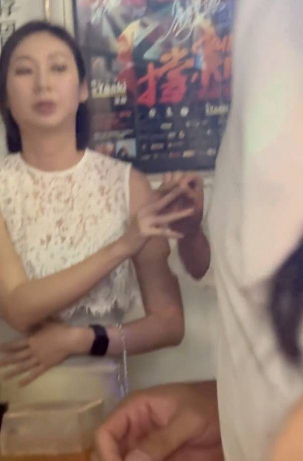 TVB女星室内与友人吸同一支烟，视频曝光被轰违法（组图） - 1
