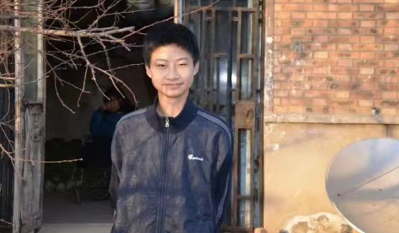 还记得那个“搬砖男孩”林万东吗?当年他以713的高分考入清华大学,如今他怎么样了?(组图) - 9