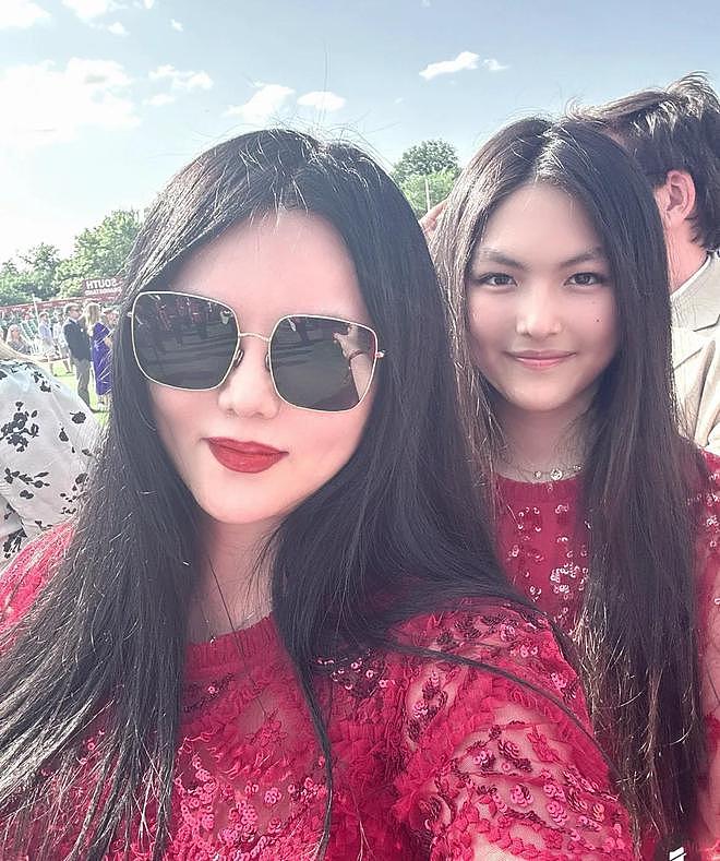 李湘带女参加活动，二人穿母女装像姐妹，王诗龄打扮像36岁又胖了（组图） - 3