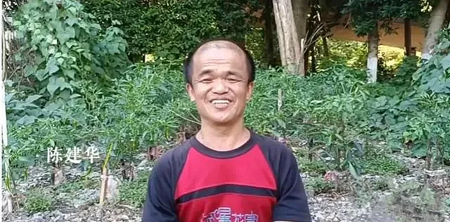 【情感】身高1米的“袖珍爸爸”：26年前在家门口捡到女婴，靠修鞋把她培养成研究生（组图） - 2