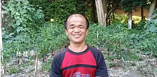 【情感】身高1米的“袖珍爸爸”：26年前在家门口捡到女婴，靠修鞋把她培养成研究生（组图）