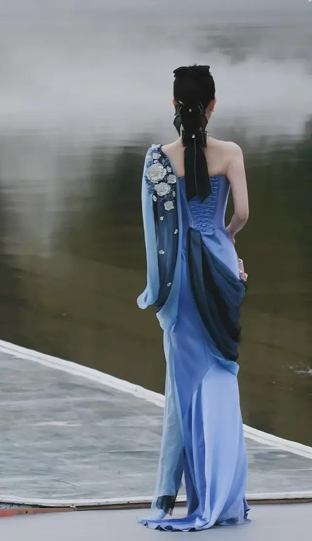 刘亦菲穿lululemon瑜伽裤显瘦，她的翘臀可以顶瓶汽水，她真有料（组图） - 18