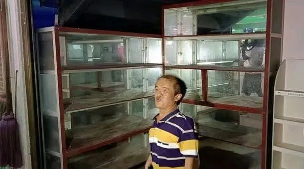 【情感】身高1米的“袖珍爸爸”：26年前在家门口捡到女婴，靠修鞋把她培养成研究生（组图） - 11