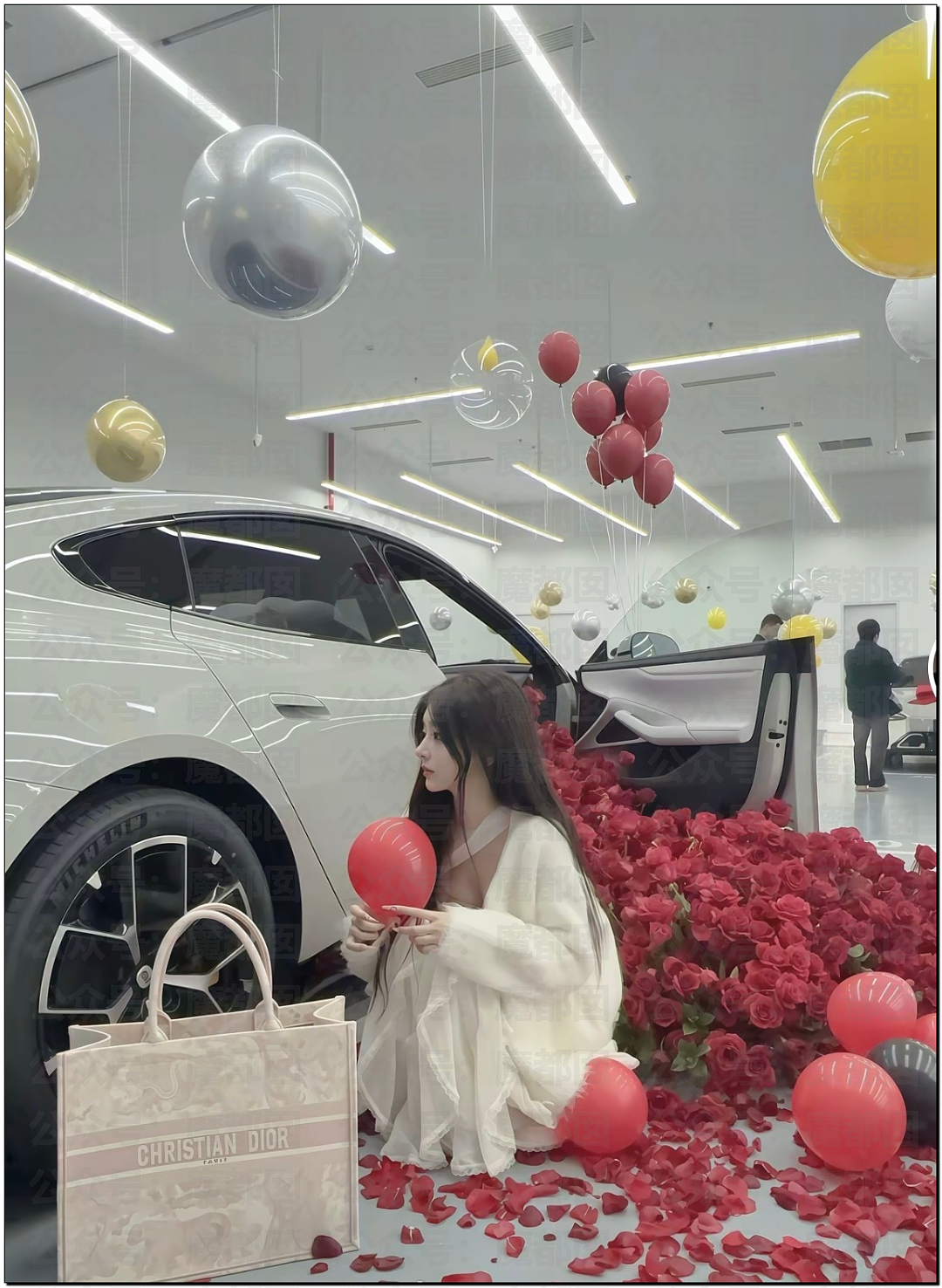 震惊！连撞16部车的女司机却因高颜值和呼之欲出身材走红（组图） - 17