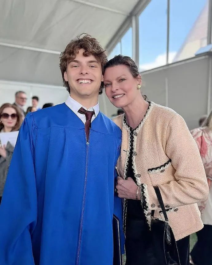 差点被亿万富豪老爸打掉，如今成19岁贵公子，超模老妈离开豪门也要生他……（组图） - 2