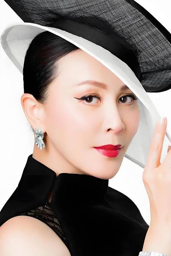 刘嘉玲与梁朝伟上海外滩牵手漫步被偶遇，恩爱37年（组图） - 9