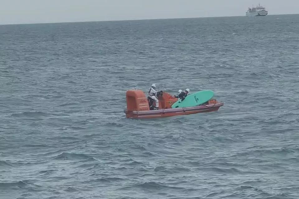 10岁男童台风天海中划桨板，漂流5小时后获救（组图） - 2