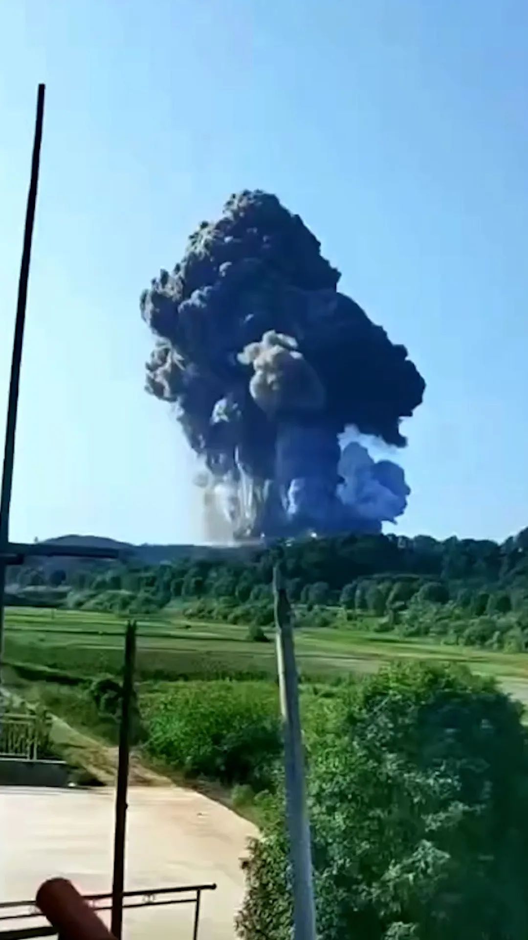 湖南一花炮厂发生爆炸!工厂负责人:火还比较大,有2人失联,厂里存了一两万个药饼,工人凌晨3点开始上班(视频/组图) - 2