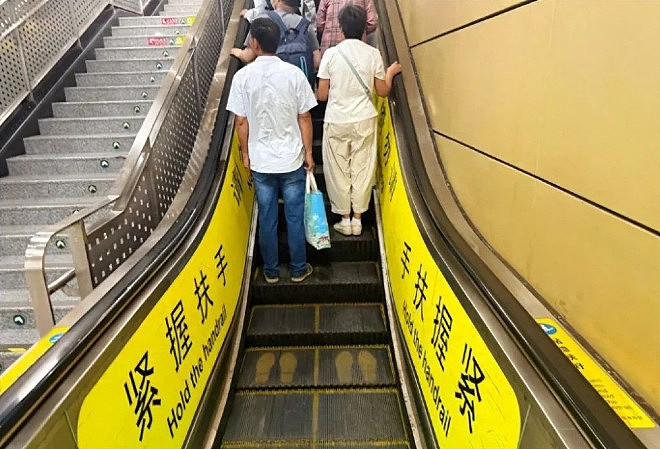 多地不再提倡！乘坐扶梯“左行右立“的习惯该改了（组图） - 1