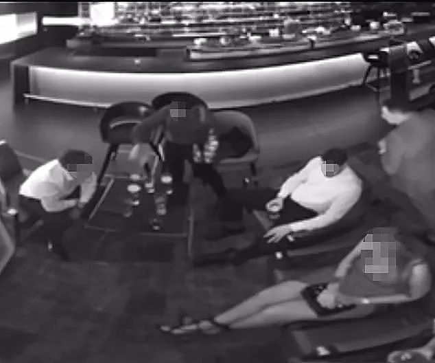男子喝酒被男服务员污蔑性侵，看完监控，简直离谱...（组图） - 5