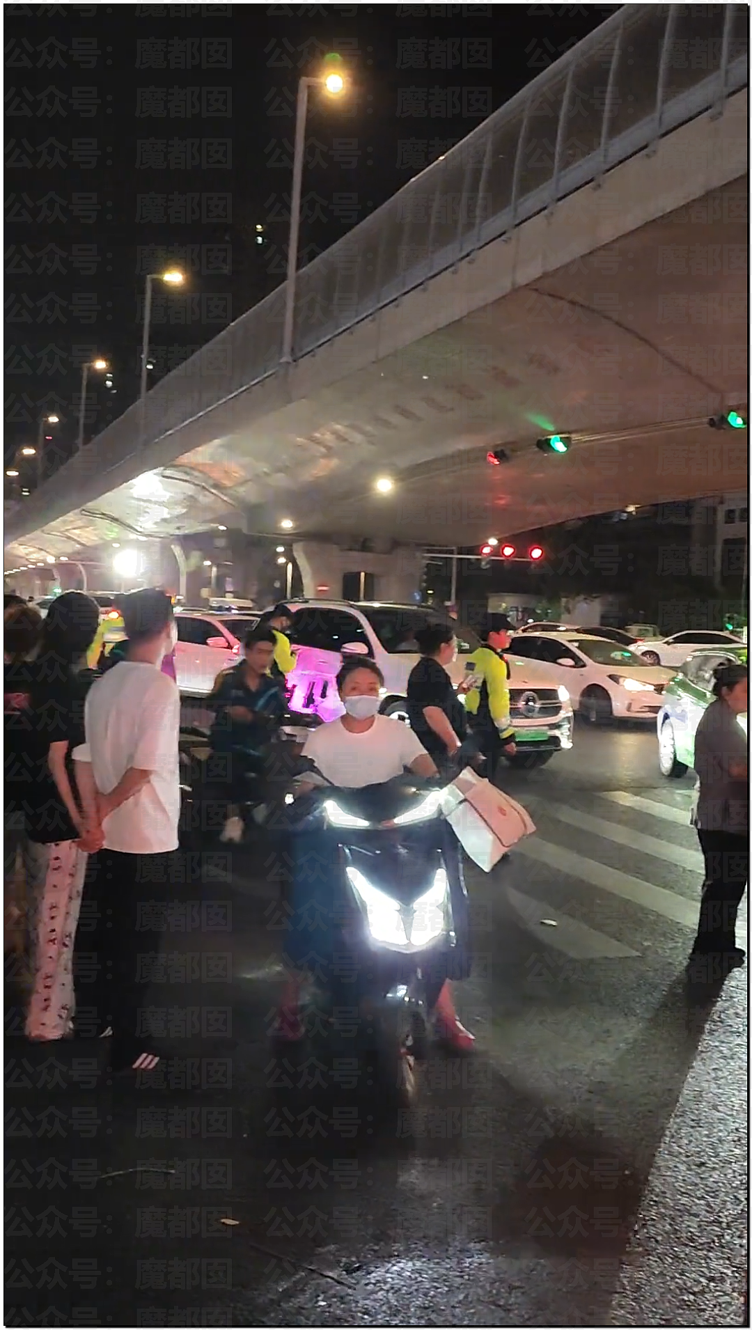 震惊！连撞16部车的女司机却因高颜值和呼之欲出身材走红（组图） - 5