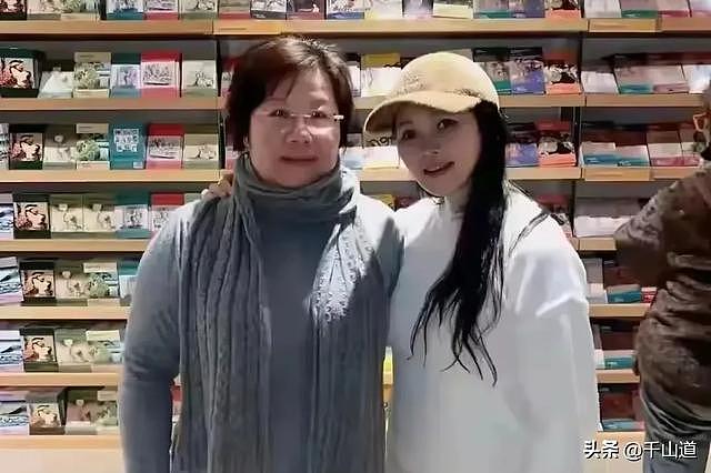 57岁伊能静英国街头素颜被偶遇！网友误认老奶奶，真实模样引热议（组图） - 3