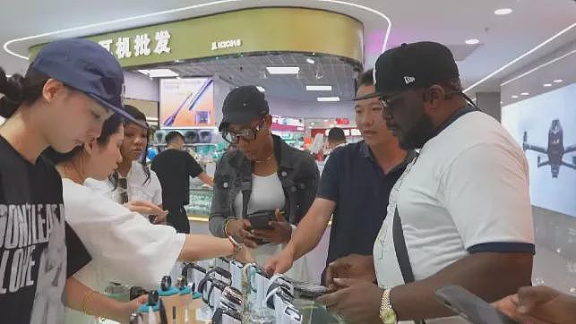 澳洲人到中国疯狂扫货，成为中国代购！外国游客扎堆，全都带着行李箱（组图） - 7