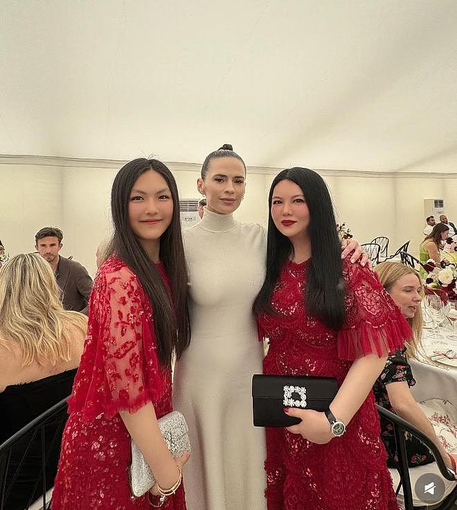 李湘带女参加活动，二人穿母女装像姐妹，王诗龄打扮像36岁又胖了（组图） - 4