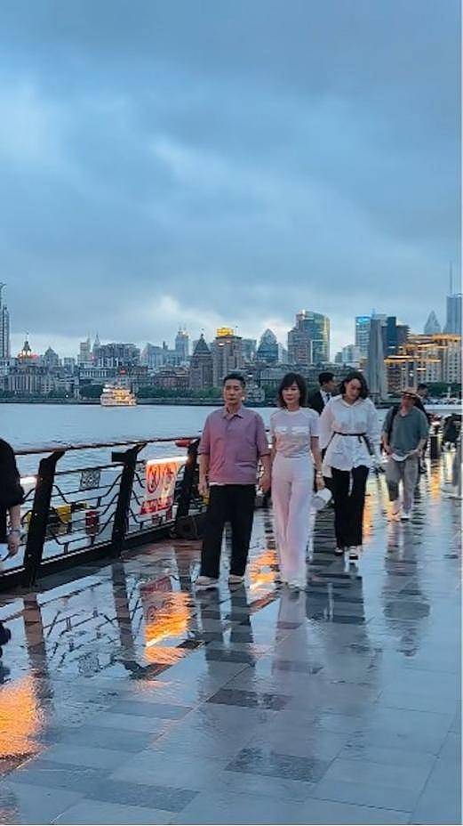 刘嘉玲与梁朝伟上海外滩牵手漫步被偶遇，恩爱37年（组图） - 2