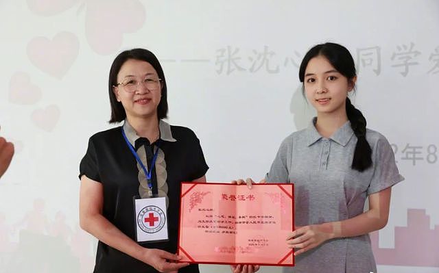 父亲暂不同意清华高颜值女儿直播:漂亮女生不适合(组图) - 2
