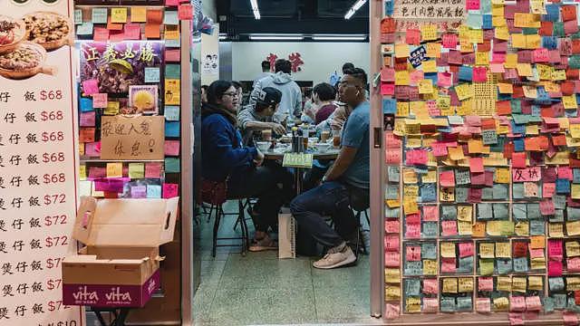 香港以“食环23条”整肃小店 ，有“冒犯行为”立即撤销牌照（组图） - 1