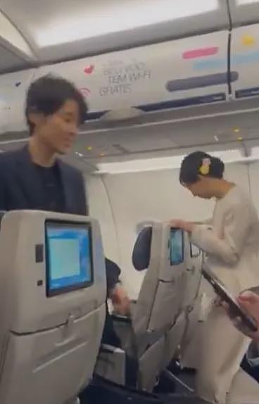 日本最美公主出国坐经济舱被偷拍,“睡颜照”全网疯传!网友心疼:花税金让她坐头等舱(组图) - 8