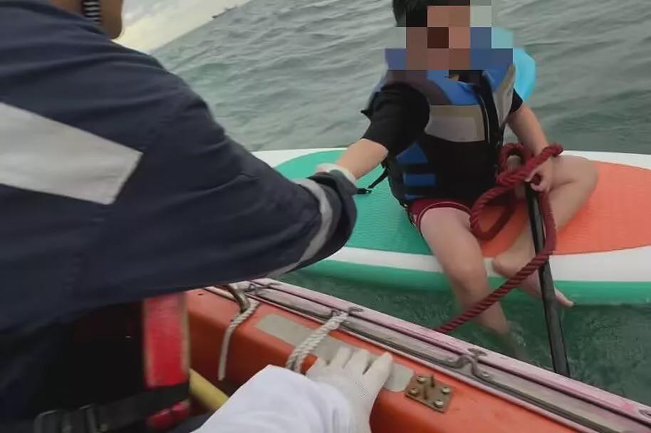 10岁男童台风天海中划桨板，漂流5小时后获救（组图） - 1