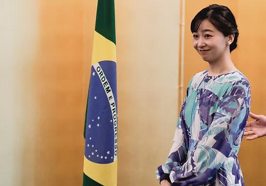 日本最美公主出国坐经济舱被偷拍,“睡颜照”全网疯传!网友心疼:花税金让她坐头等舱(组图) - 2