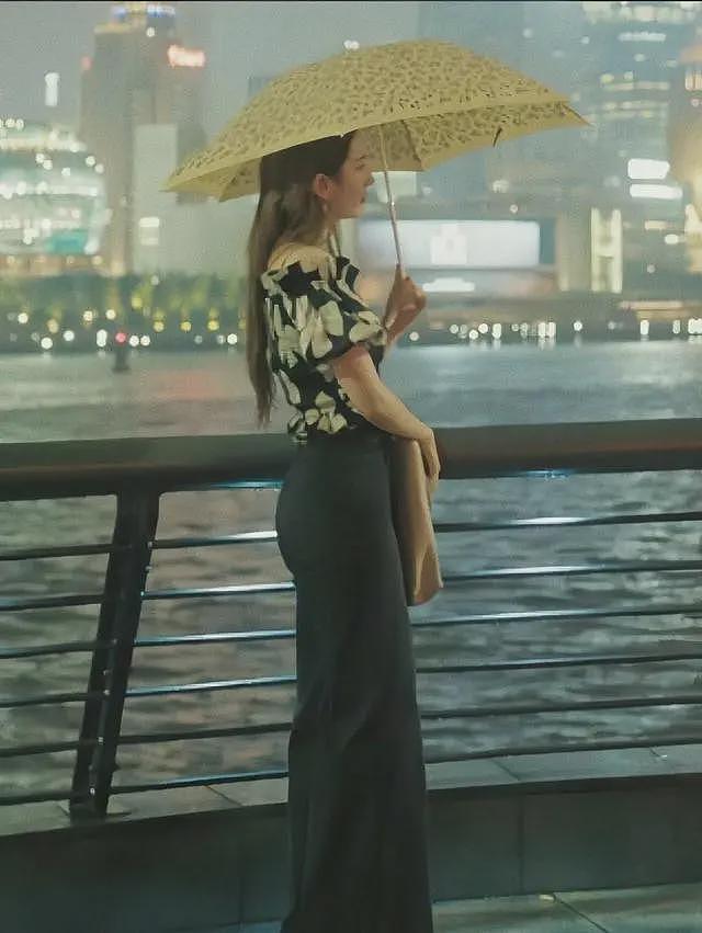 刘亦菲穿lululemon瑜伽裤显瘦，她的翘臀可以顶瓶汽水，她真有料（组图） - 12