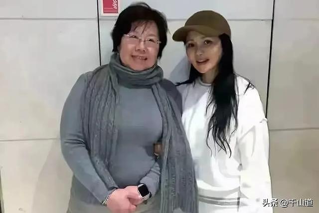 57岁伊能静英国街头素颜被偶遇！网友误认老奶奶，真实模样引热议（组图） - 2