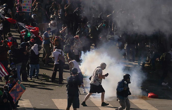 全美各地大爆发!纽约市超25000人上街示威,更有地区出现杀人、警民冲突!甚至全市进入战术警戒状态(组图) - 12