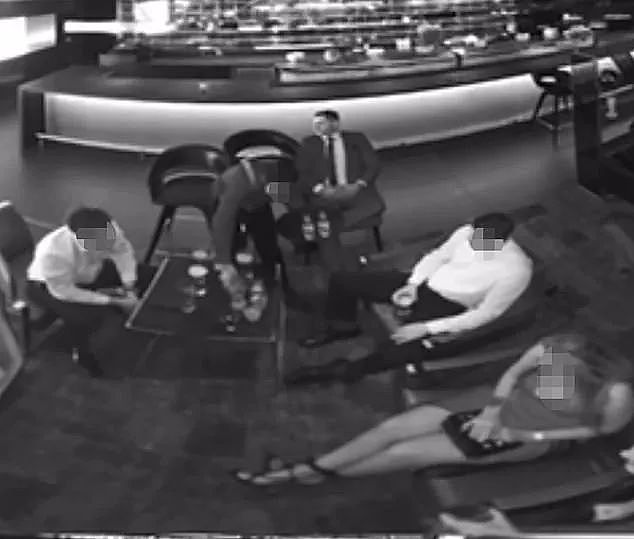 男子喝酒被男服务员污蔑性侵，看完监控，简直离谱...（组图） - 7