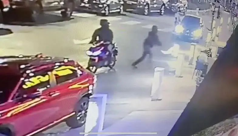两名华裔男子街头遭数人埋伏开枪身亡，倒地后枪手还上前补枪，警方定性为谋杀（组图） - 2
