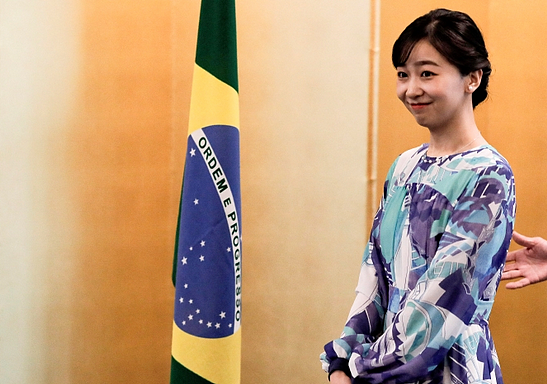 日本最美公主出国坐经济舱被偷拍，“睡颜照”全网疯传！网友心疼：花税金让她坐头等舱（组图） - 2
