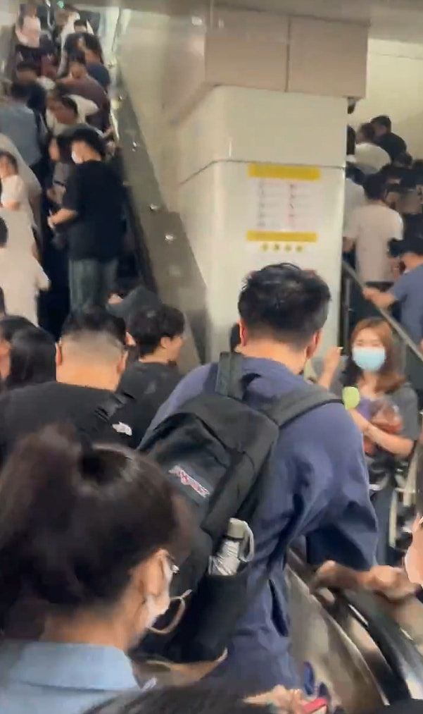 深圳地铁11号线繁忙时间故障传异响,乘客尖叫逃跑险人踩人(视频/组图) - 3