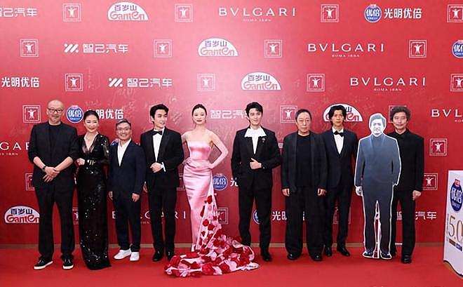黄渤、倪妮、雷佳音深夜聚餐,3人喝到凌晨1点,倪妮纯素颜好漂亮(组图) - 1