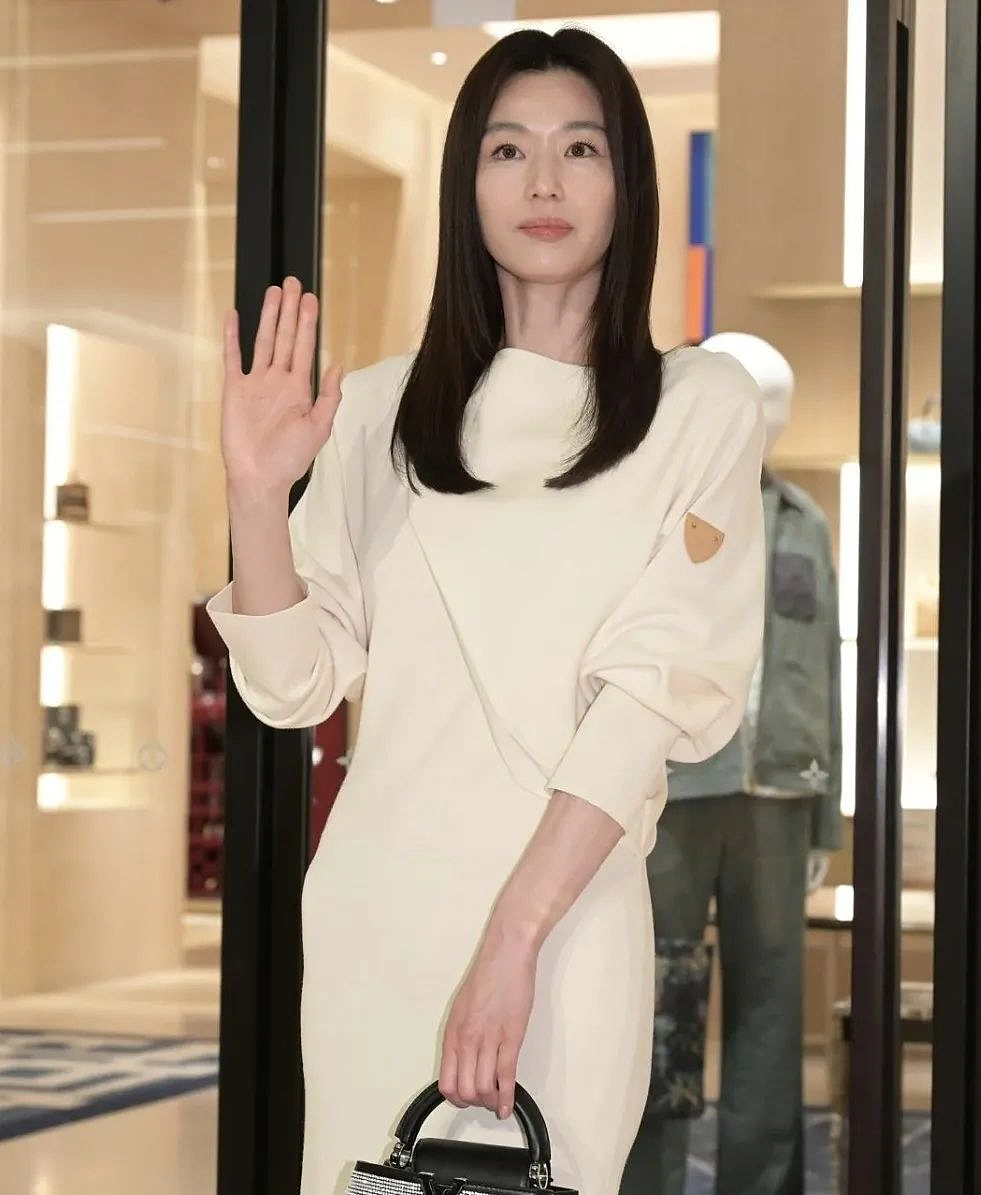 连八千万都亏不起?被假富豪坑惨的女明星,又多了一个(组图) - 2
