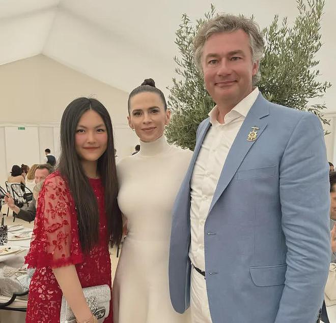李湘又被吐槽崇洋媚外，观看英国马球赛到处合照，评论区控不住了（组图） - 9
