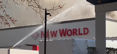 奥克兰中心New World超市着火!华人目击者:气味刺鼻,十里开外黑烟滚滚(组图) - 9