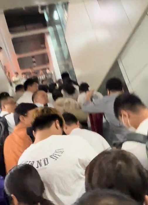 深圳地铁11号线繁忙时间故障传异响,乘客尖叫逃跑险人踩人(视频/组图) - 2