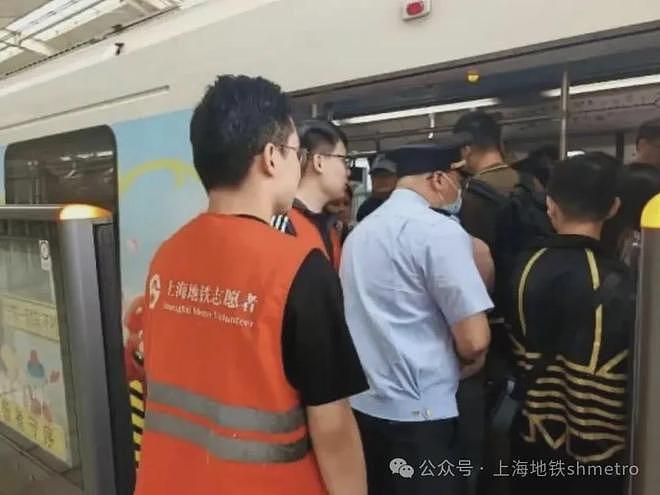 上海地铁宣布集中整治“板凳族”，有上班族称实在吃不消（组图） - 3