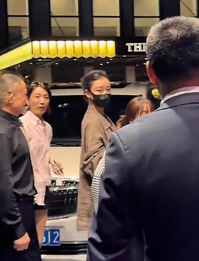黄渤、倪妮、雷佳音深夜聚餐,3人喝到凌晨1点,倪妮纯素颜好漂亮(组图) - 9