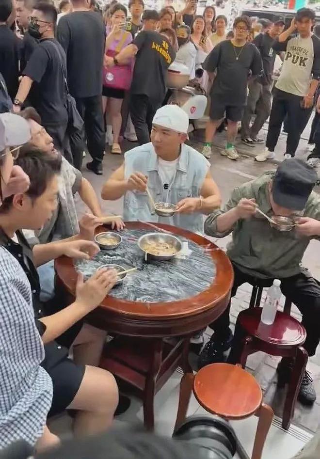 周杰伦为刘畊宏出气?《周游记》剪掉南宁美食,网友吐槽太小心眼(组图) - 11