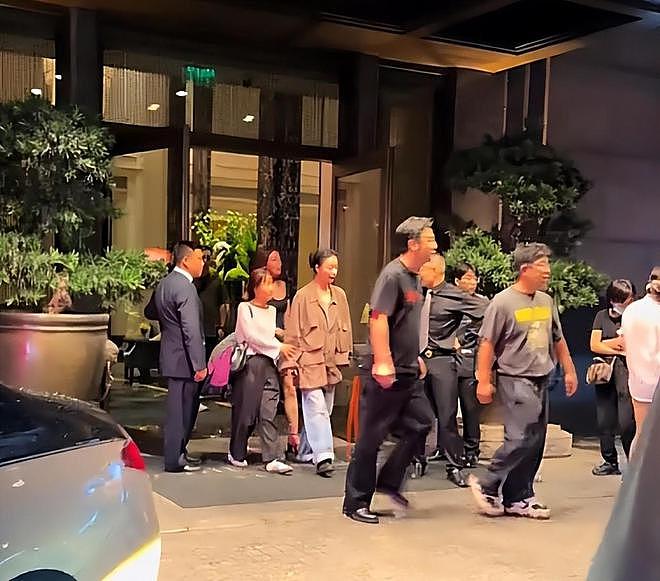 黄渤、倪妮、雷佳音深夜聚餐,3人喝到凌晨1点,倪妮纯素颜好漂亮(组图) - 2