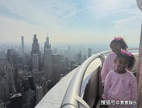 瓦妮莎晒科比6年前照片,带3个女儿游公园,5岁的小女儿很像父亲(组图) - 4