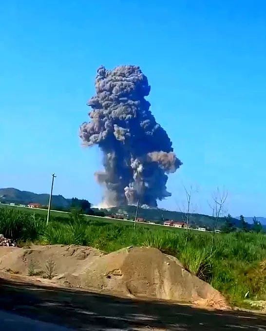 湖南临澧烟花厂爆炸增致9死26伤!现场升蘑菇云,民居玻璃被震碎(视频/组图) - 2