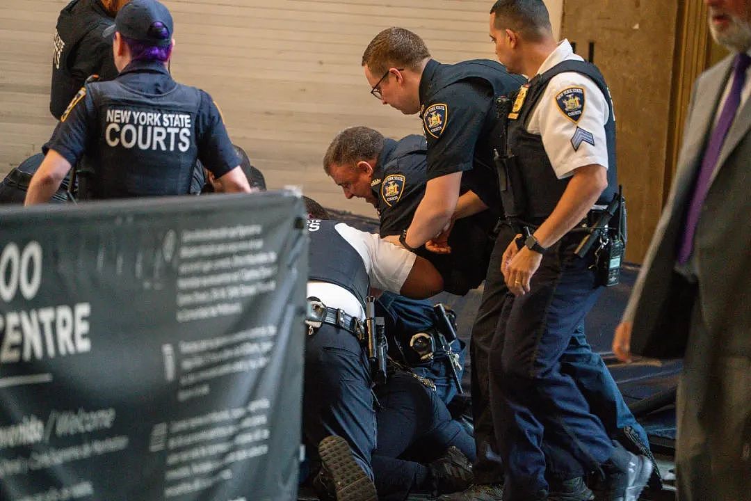 恐怖!疯子冲进法院砍人,警员颈部被割血流不止!大厅变修罗场...(组图) - 3