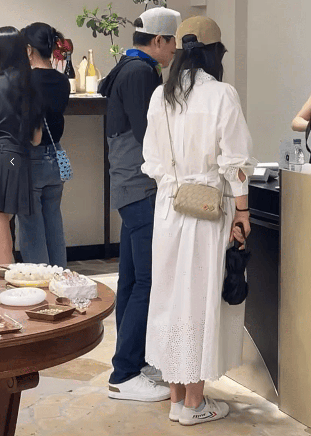 郭晶晶上海逛街！穿62元的鞋子，戴1块钱的头绳（组图） - 4
