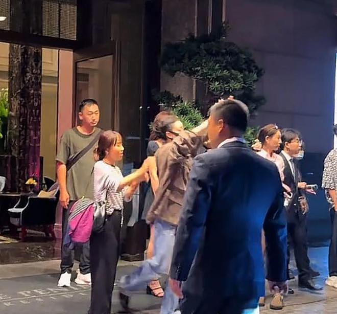 黄渤、倪妮、雷佳音深夜聚餐,3人喝到凌晨1点,倪妮纯素颜好漂亮(组图) - 6